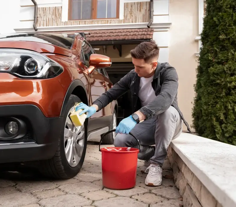 Lavage auto à domicile Arros-de-Nay : professionnel intervenant sur un véhicule